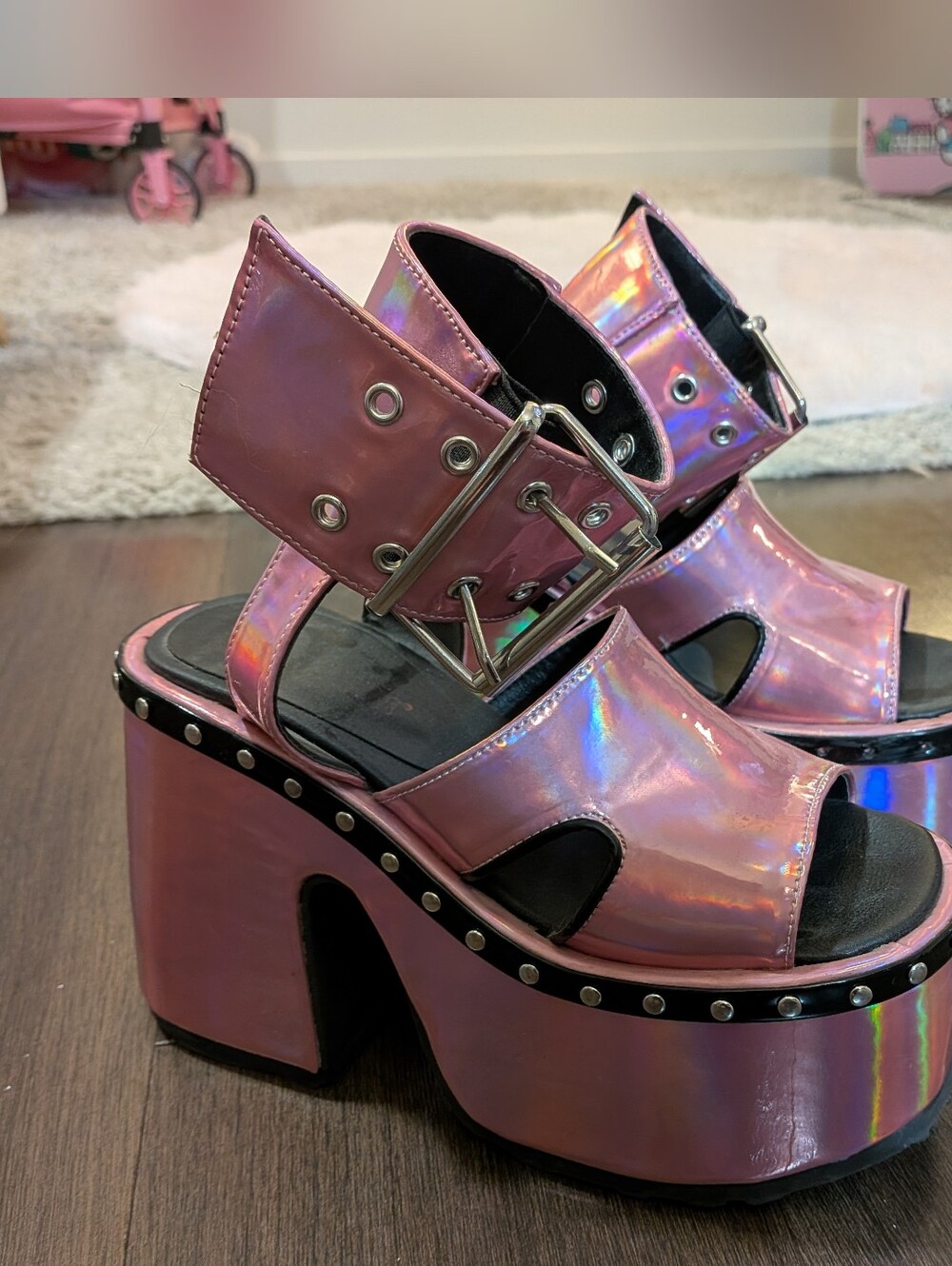 Demonia sz. 8 'Camel 102' holographic pink platform sandals